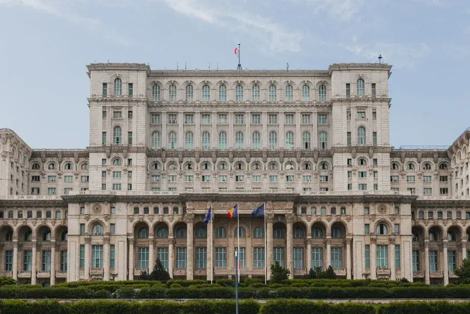 Senatorii care au spus 'nu' ieftinirii carburanților și motivele din spatele votului
