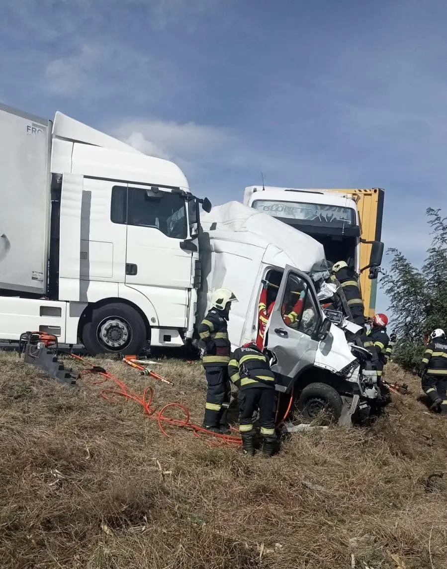 Accident grav pe DN 6, la Vălișoara: Două femei au murit după impactul dintre două camioane și un microbuz