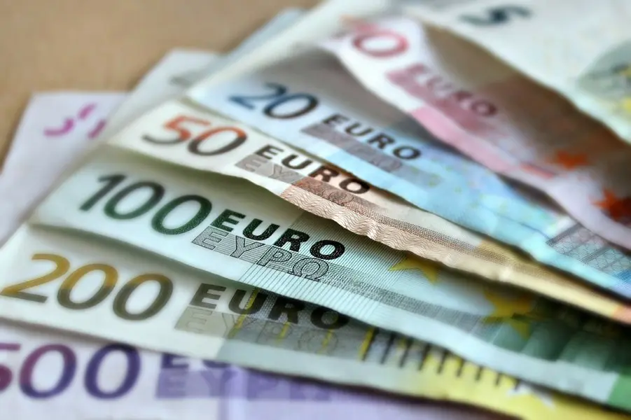 Curs valutar 16 septembrie: Euro câștigă teren, în timp ce dolarul și francul pierd din avans