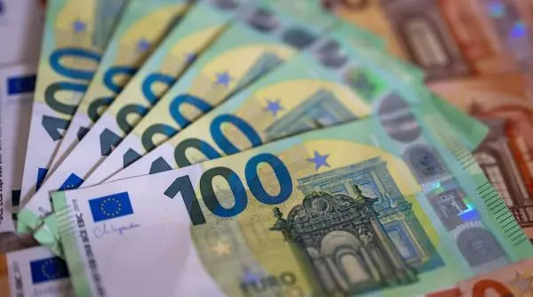 Leu ușor depreciat față de euro, dar în creștere față de dolarul american