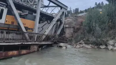 Macara de mare tonaj a strâns un pod de pe DN12A, circulația e blocată