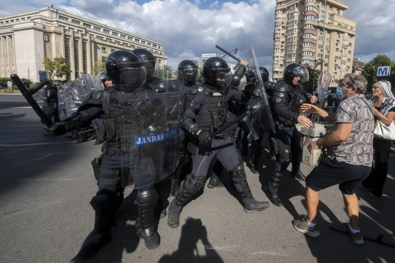 Poliția a emis 30 de mandate de aducere după violențele de la Piața Victoriei